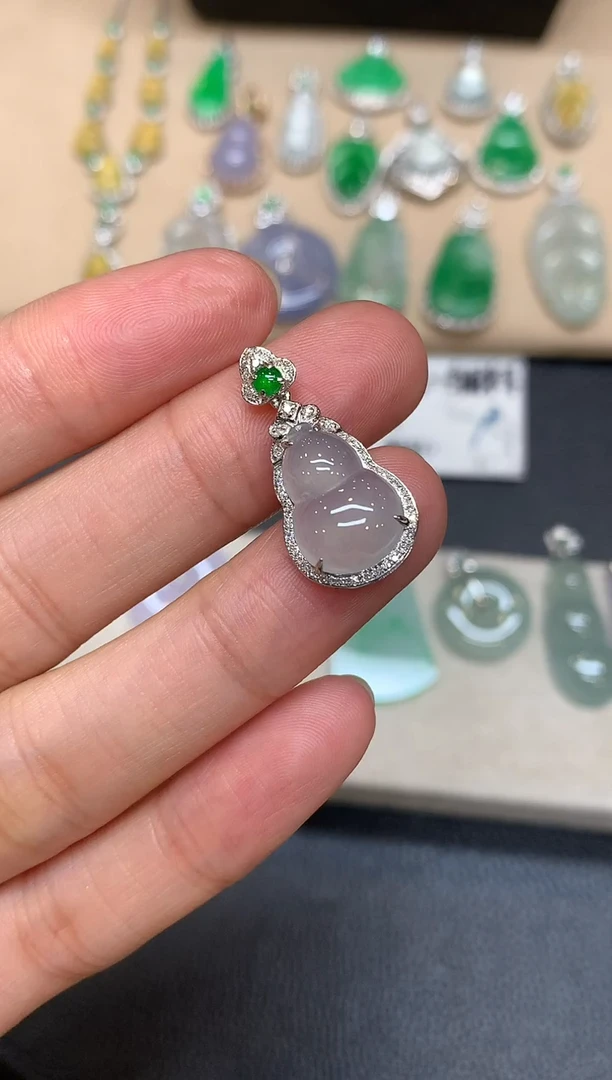 颈饰18K金镶嵌翡翠葫芦【无服务费