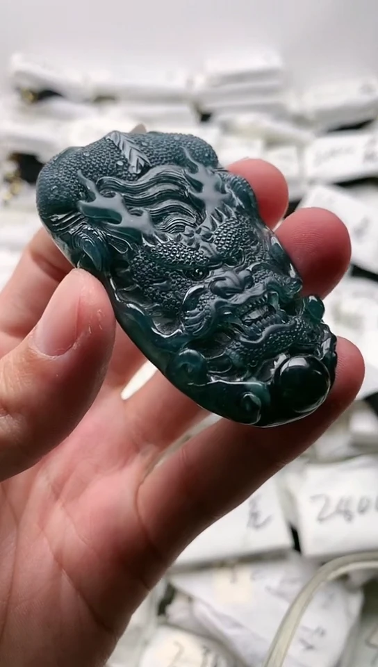 翡翠未镶嵌颈饰龙牌