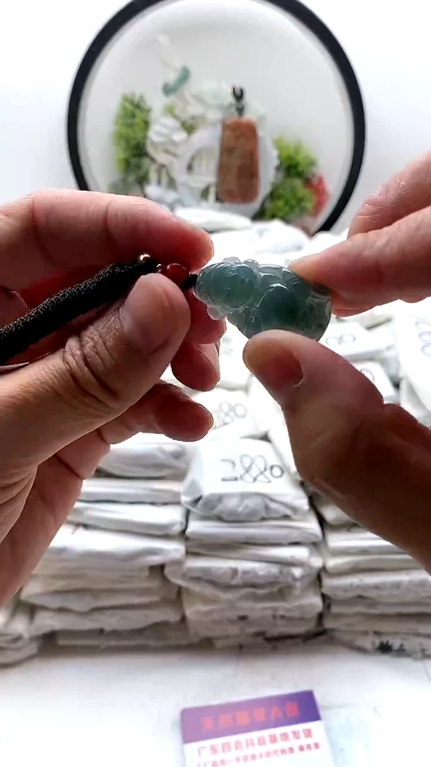 翡翠未镶嵌颈饰小财神