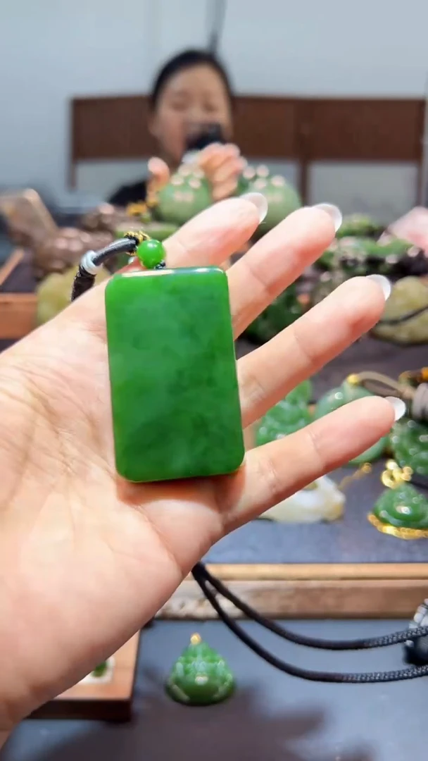 颈饰未镶嵌和田玉（碧玉）1