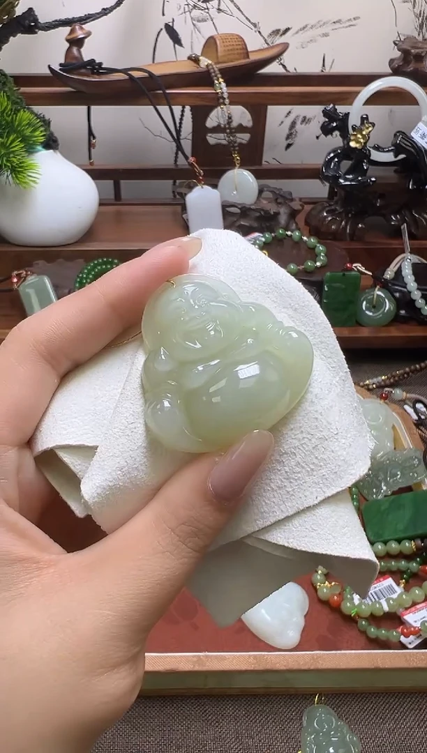颈饰未镶嵌和田玉吊坠