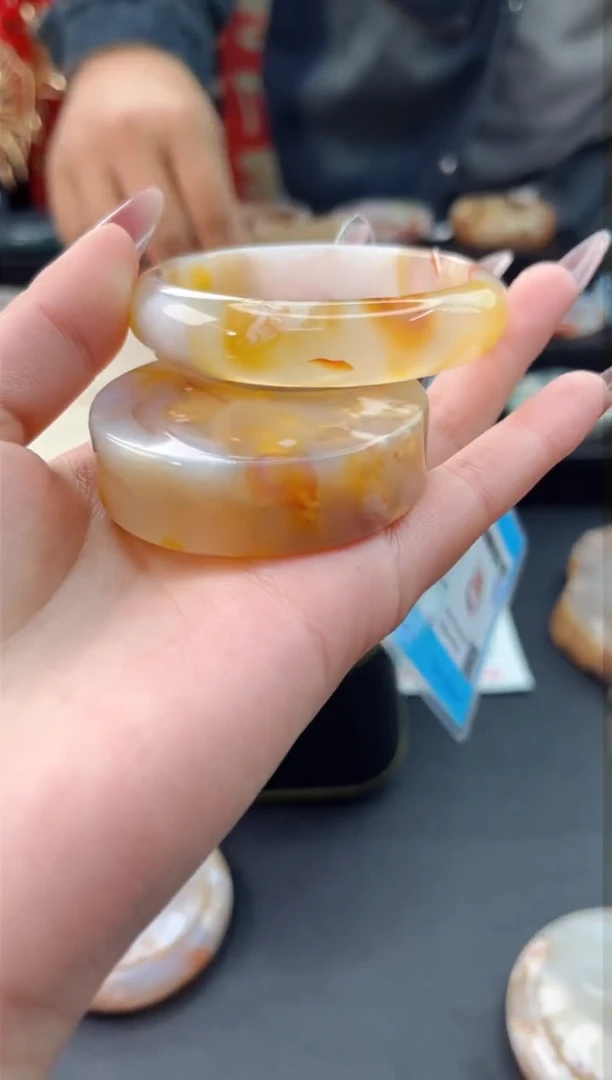 【闪购商品】石英质玉手镯未镶嵌赠送镯心（54口）