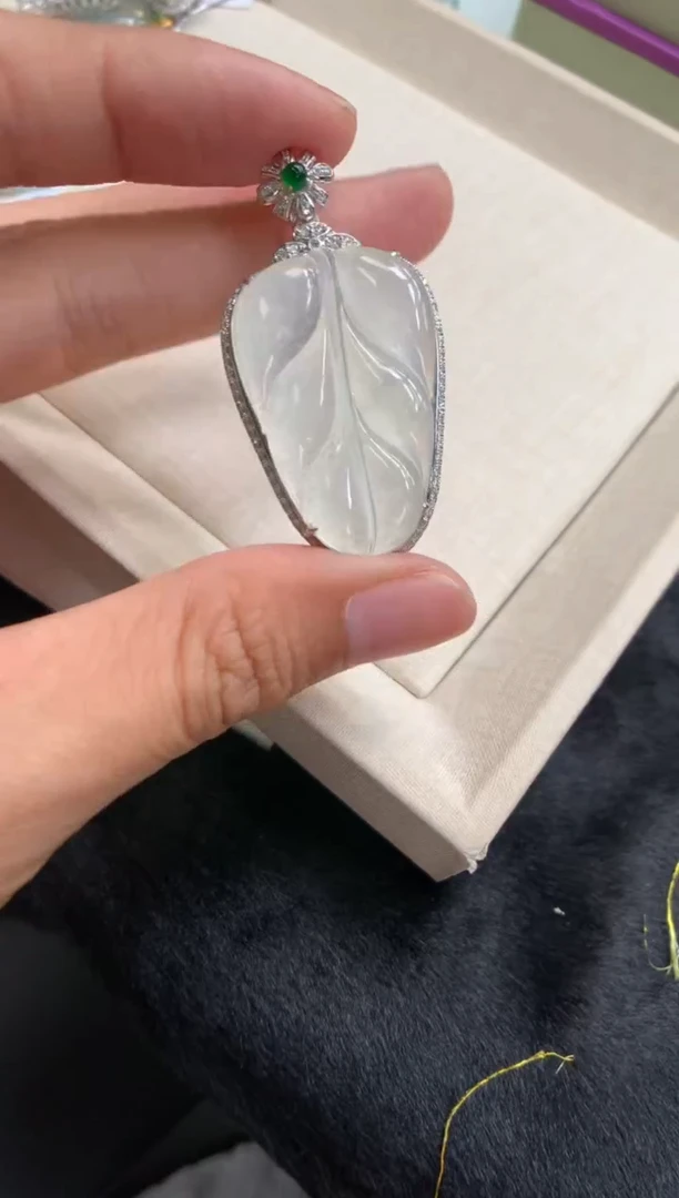 翡翠18K金镶嵌颈饰叶子