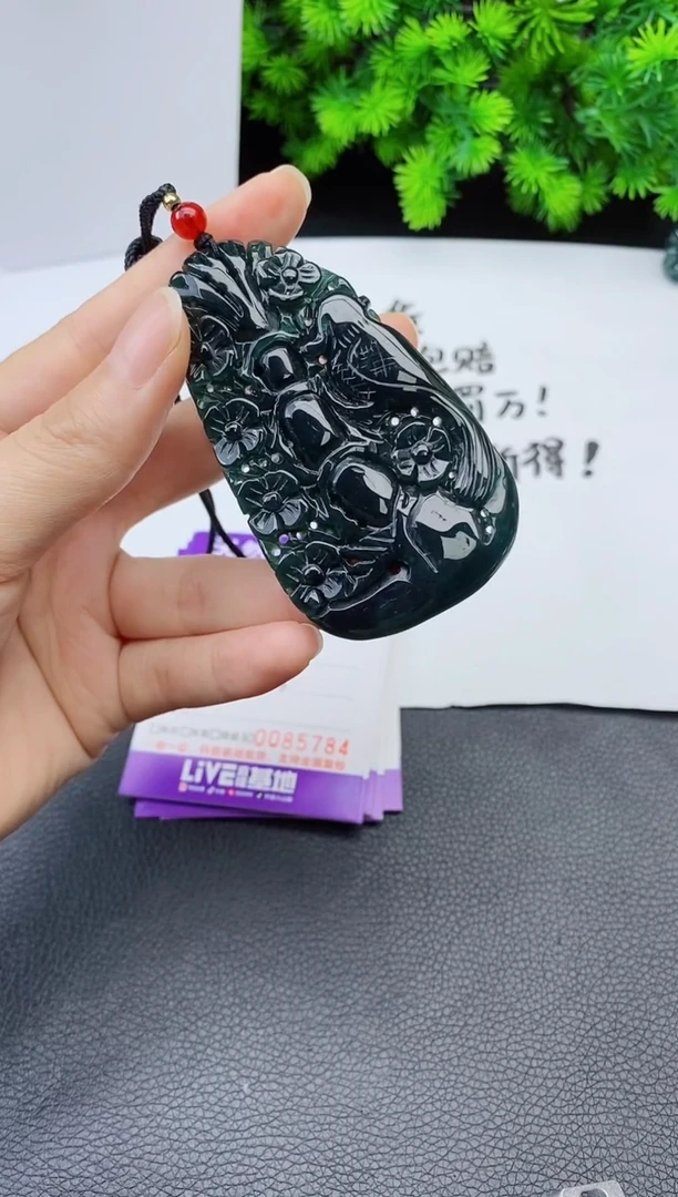 颈饰未镶嵌翡翠