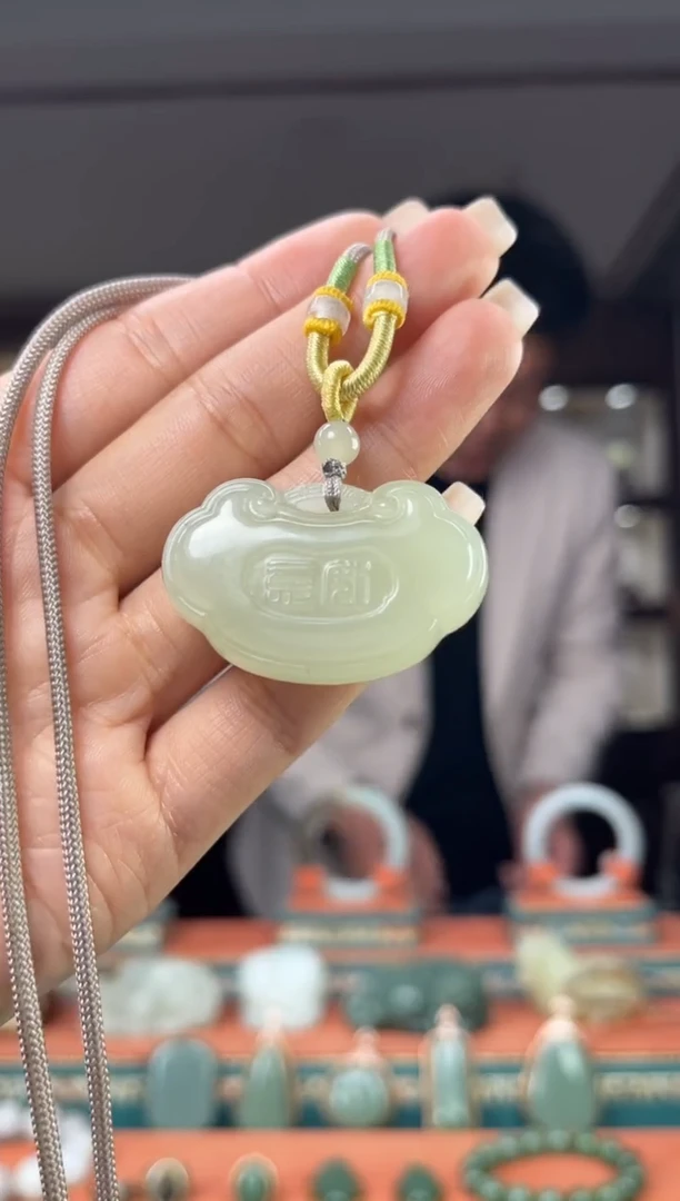 颈饰未镶嵌和田玉佩佩