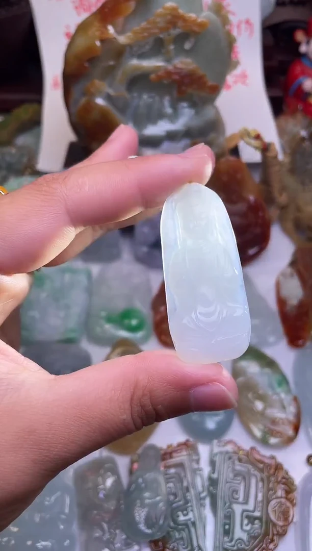 颈饰未镶嵌翡翠观音