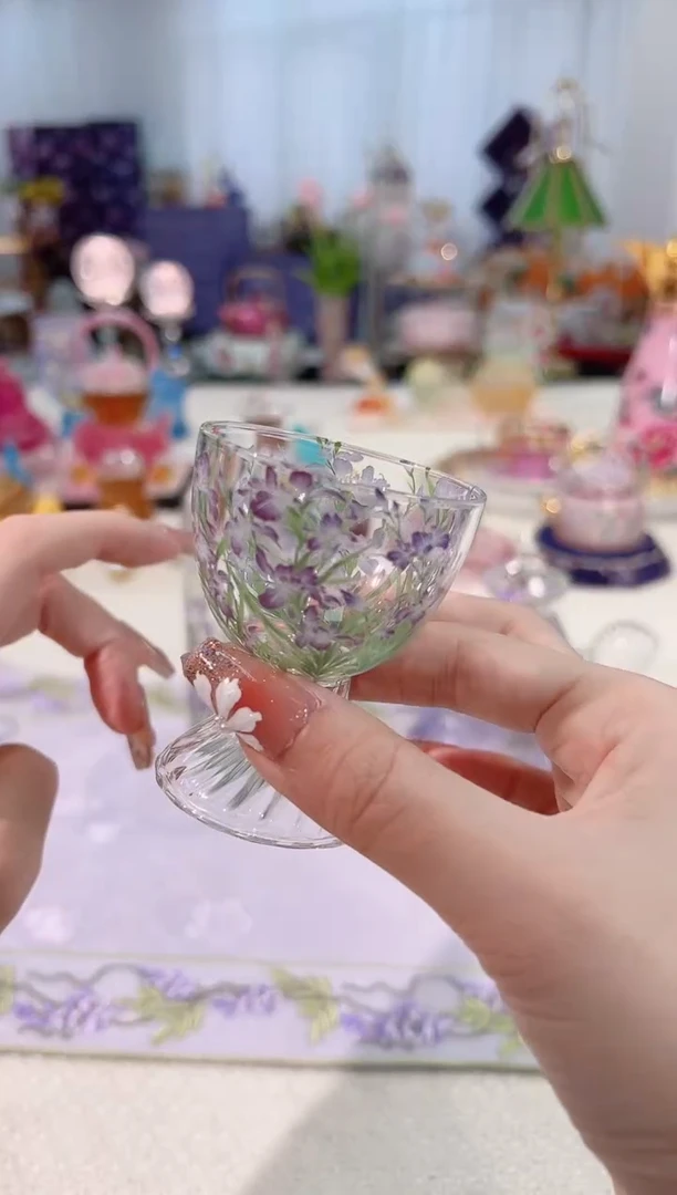 鸢尾花 高足杯 如图