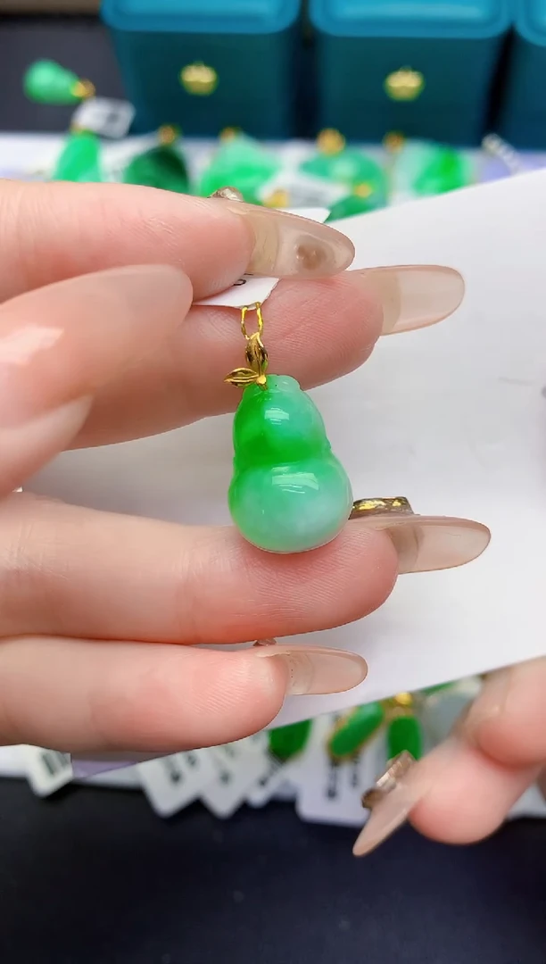 颈饰18K金镶嵌翡翠缅甸天然翡翠A货