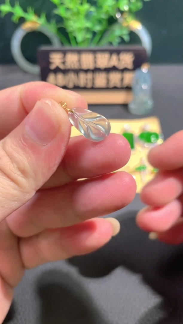 翡翠18K金镶嵌颈饰翡翠