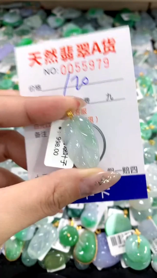 颈饰18K金镶嵌翡翠1111111111111111