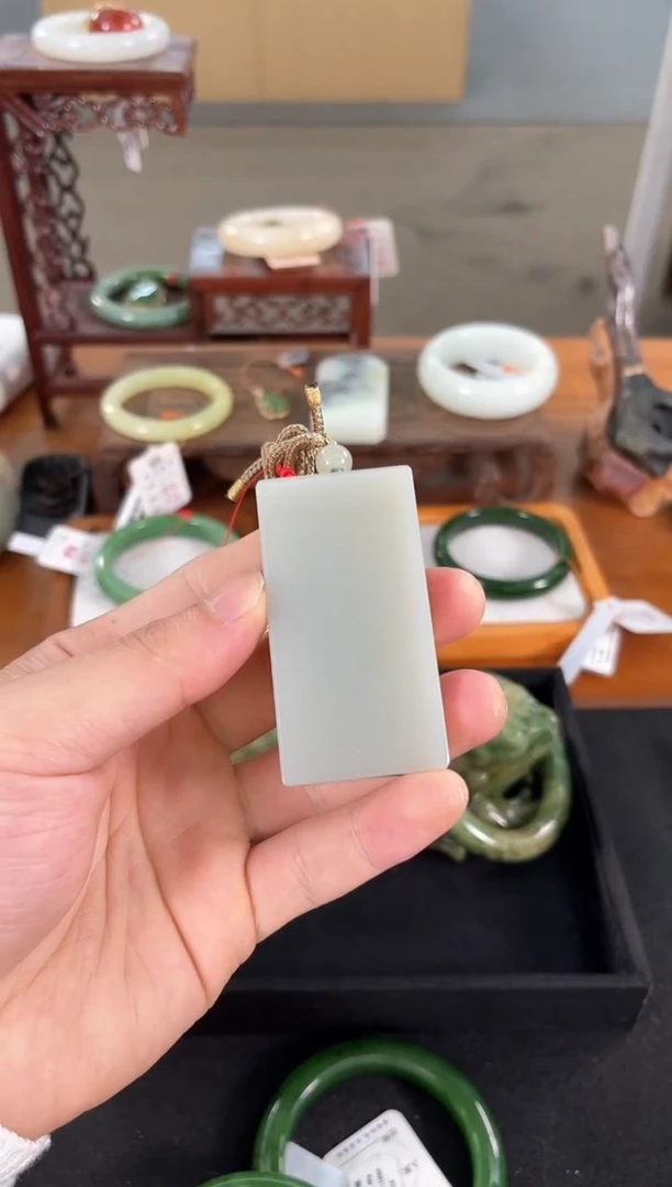 吊坠(不含链)未镶嵌和田玉且末青白 无事牌