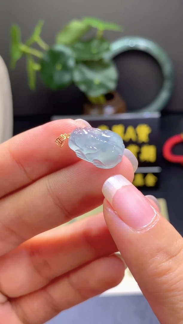 翡翠18K金镶嵌颈饰翡翠吊坠