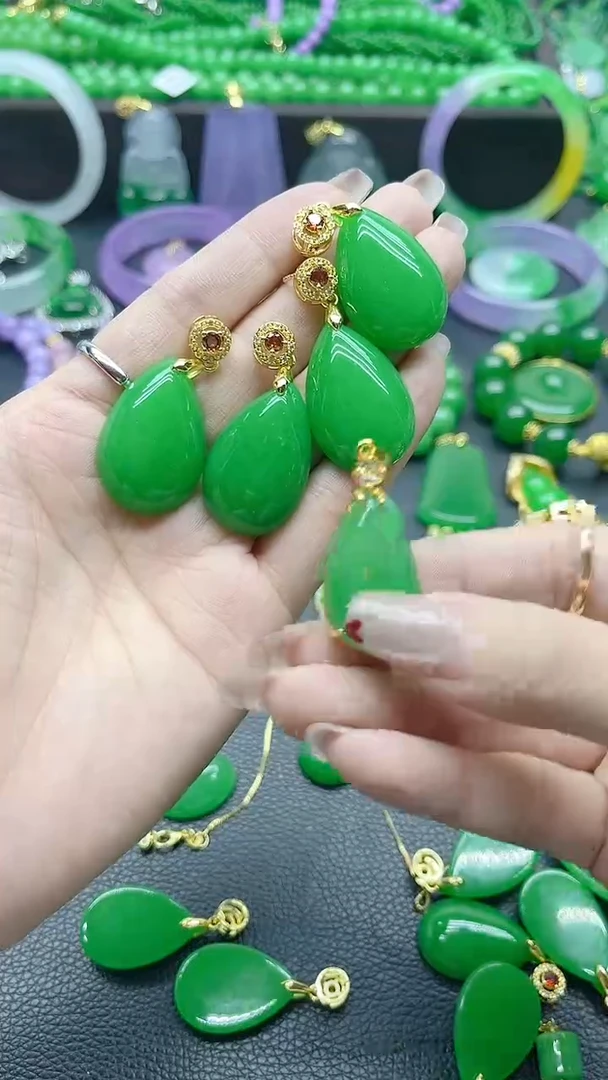 翡翠14K金镶嵌颈饰满绿水滴裸