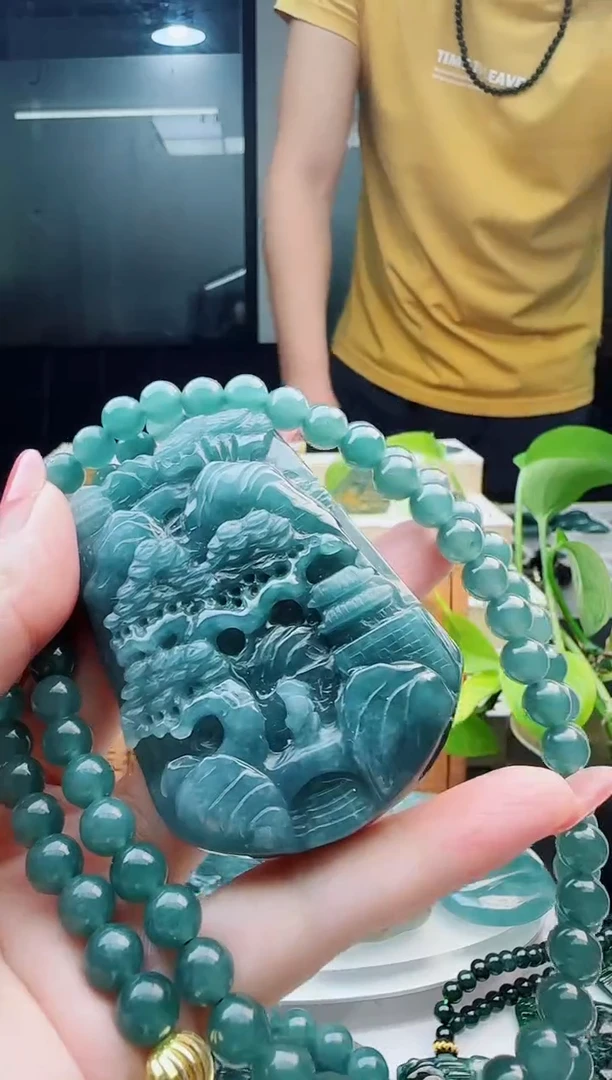 翡翠未镶嵌颈饰多样性发货其中一件
