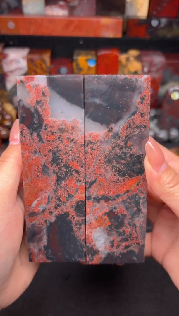 玉桂林鸡血玉摆件