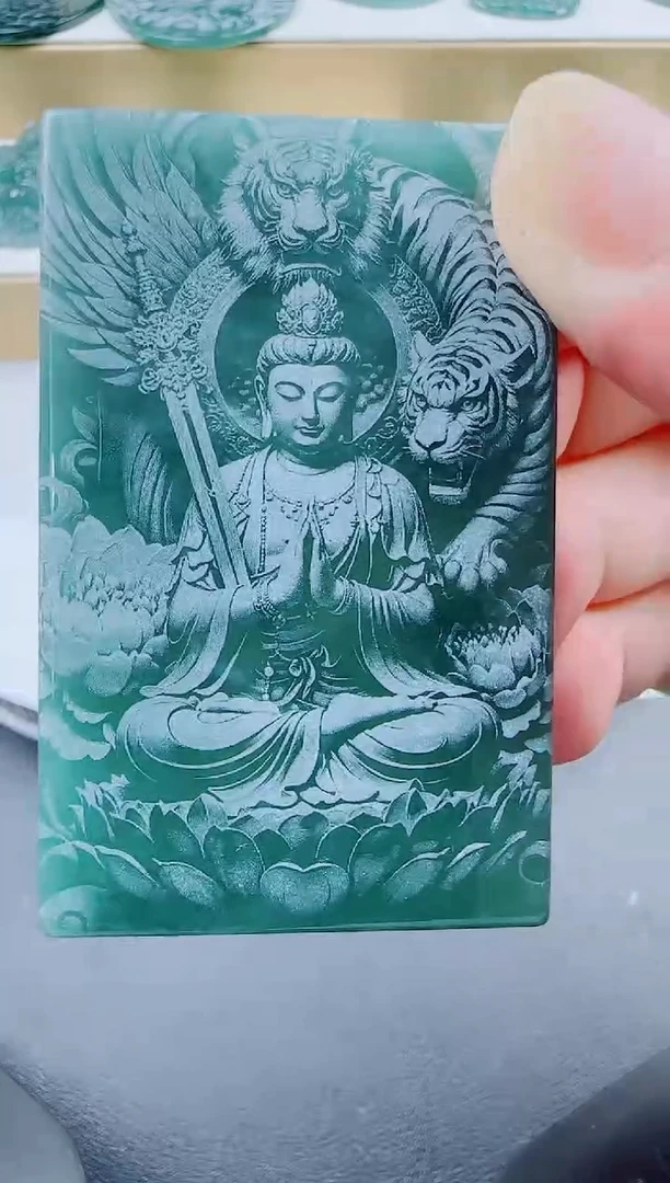 翡翠未镶嵌颈饰虎本命佛