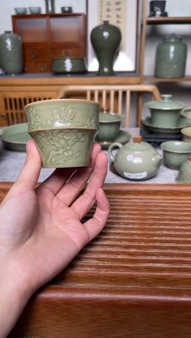 陶瓷橄榄绿折腰玉兰杯 微瑕