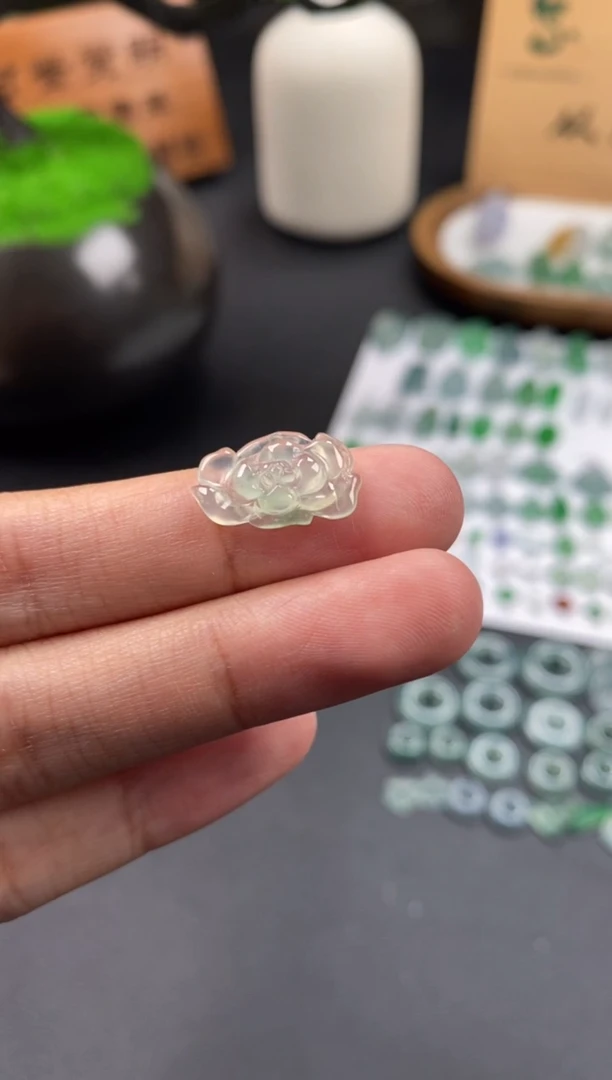 颈饰未镶嵌翡翠翡翠冰种莲花