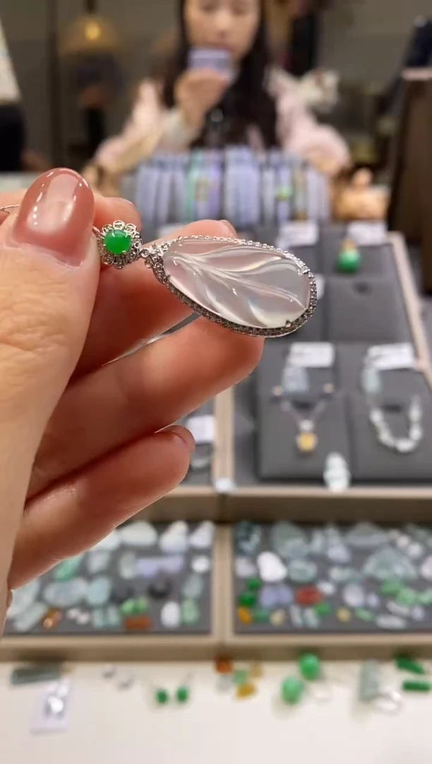 颈饰18K金镶嵌翡翠叶子