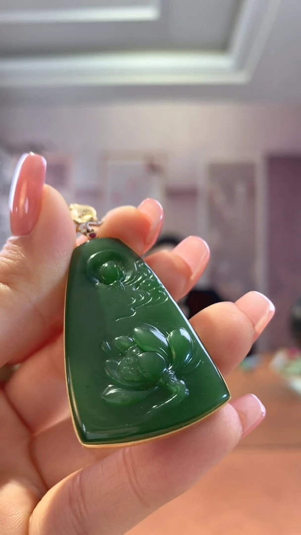 【闪购商品】和田玉挂件18K金镶嵌碧玉金镶菠菜绿吊坠