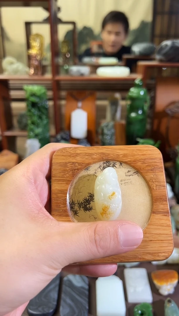 和田玉未镶嵌颈饰小*河里