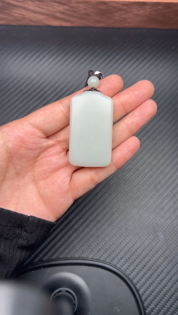 吊坠(赠链)未镶嵌和田玉且末微色差近矿吊坠