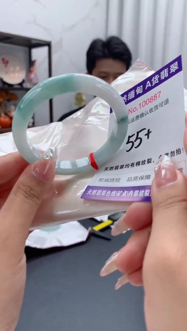 未镶嵌手镯翡翠有纹，完美者勿拍