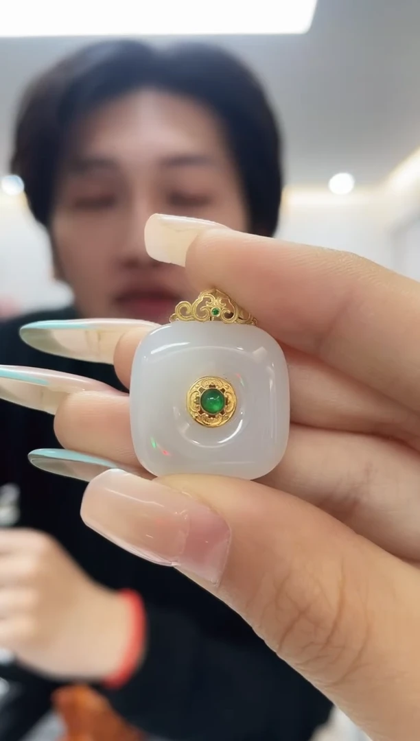 颈饰18K金镶嵌和田玉（多样性发一件）