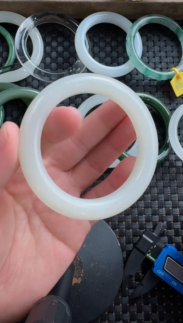 颈饰未镶嵌和田玉圈口54-61白玉手镯