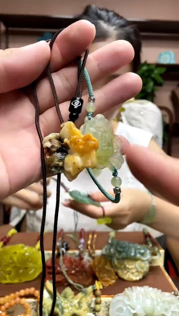 岫玉未镶嵌吊坠·