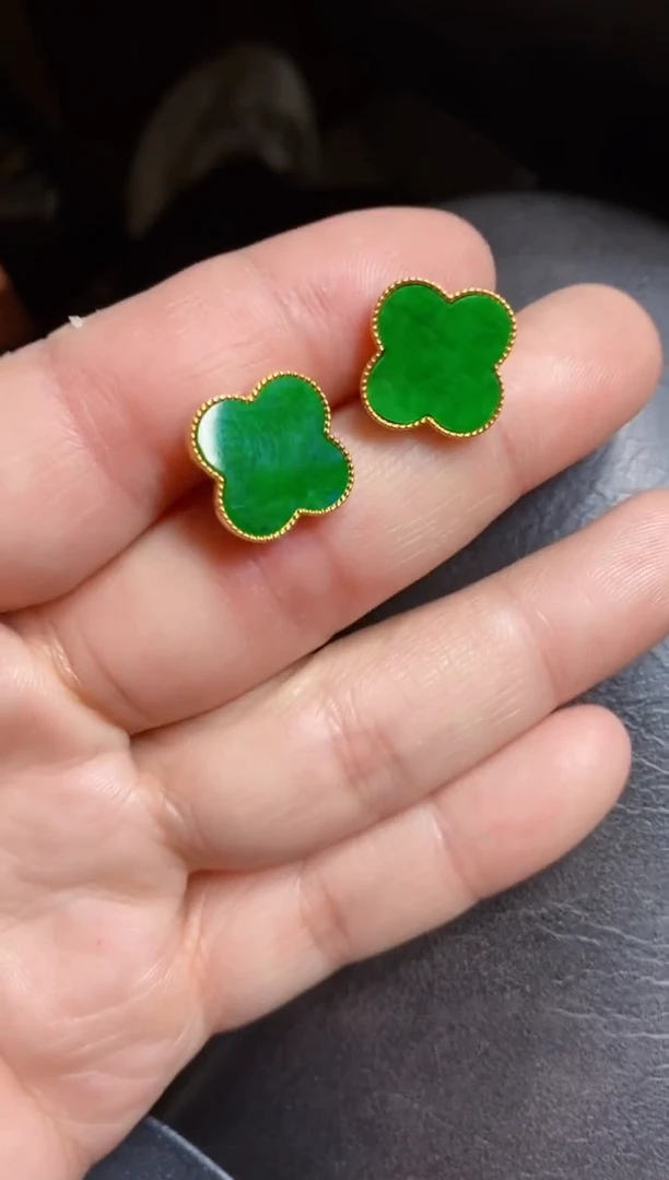 颈饰18K金镶嵌翡翠耳钉