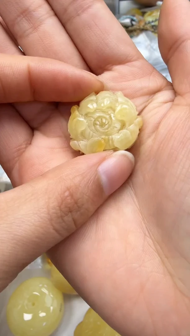 裸石琥珀未镶嵌如图