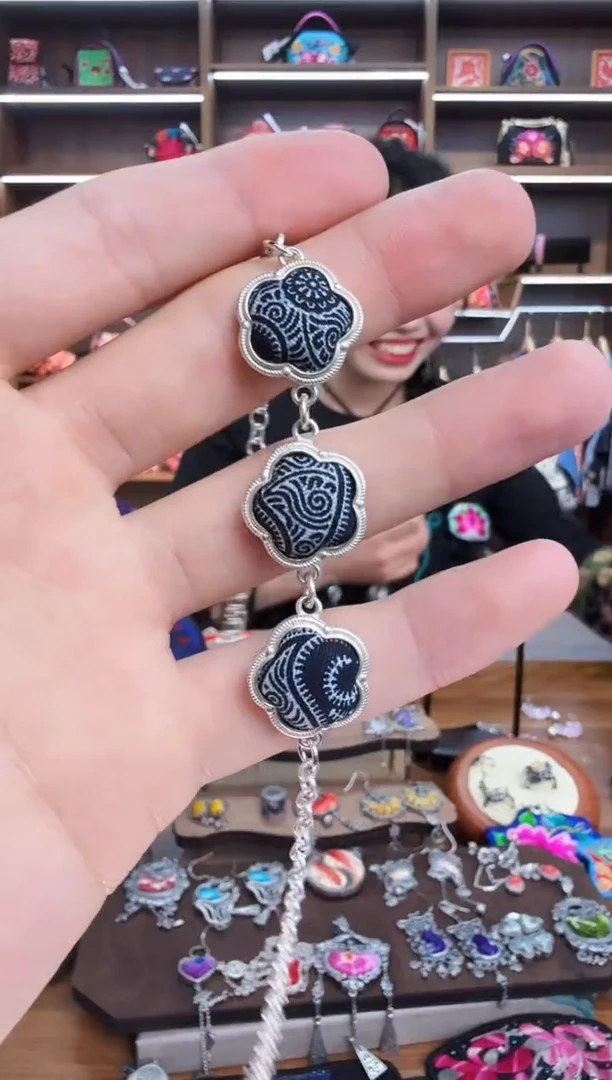 【闪购商品】织绣68蒙阿苏苗绣传承
