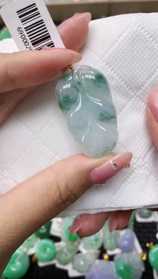 翡翠18K金镶嵌颈饰11111111111