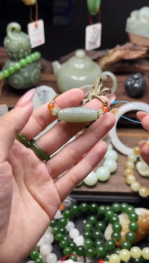 和田玉未镶嵌吊坠(不含链)吐拉牧场 九眼有瑕疵