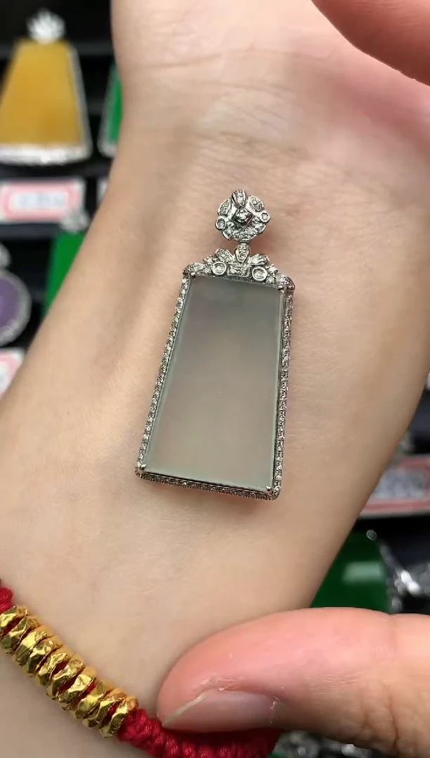 颈饰18K金镶嵌翡翠无事牌