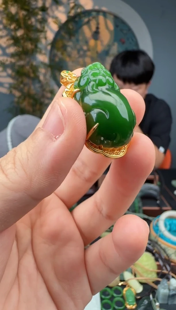 颈饰18K金镶嵌和田玉L****R和田玉