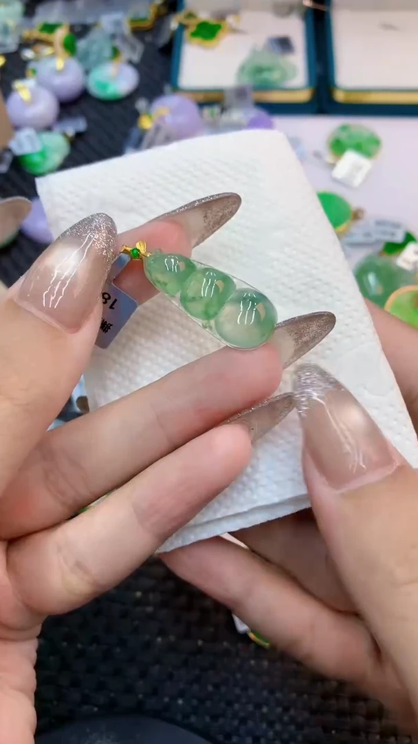 颈饰18K金镶嵌翡翠1