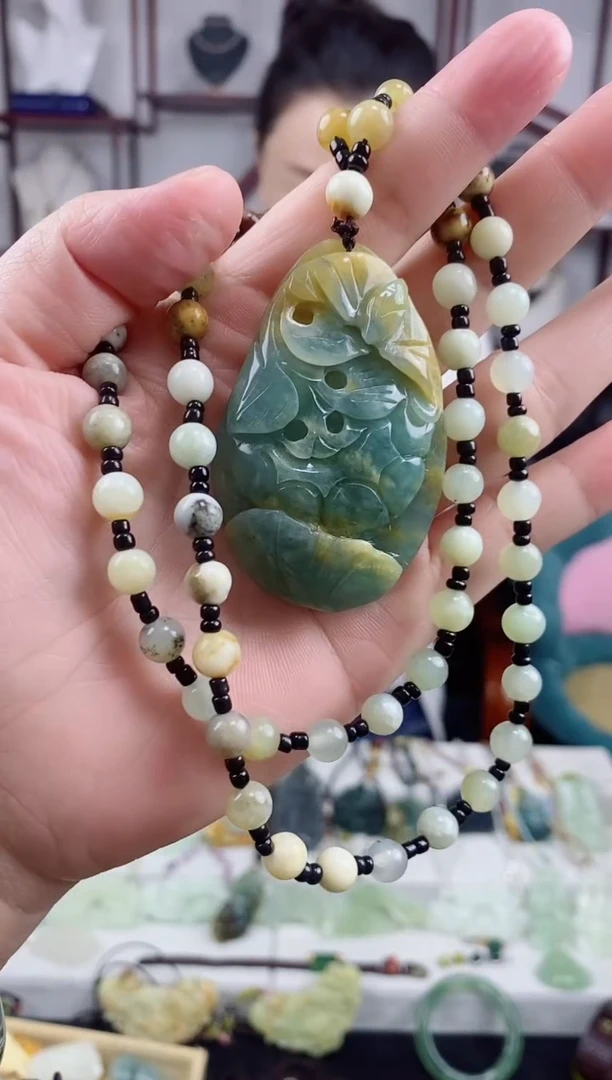 未镶嵌岫玉颈饰1