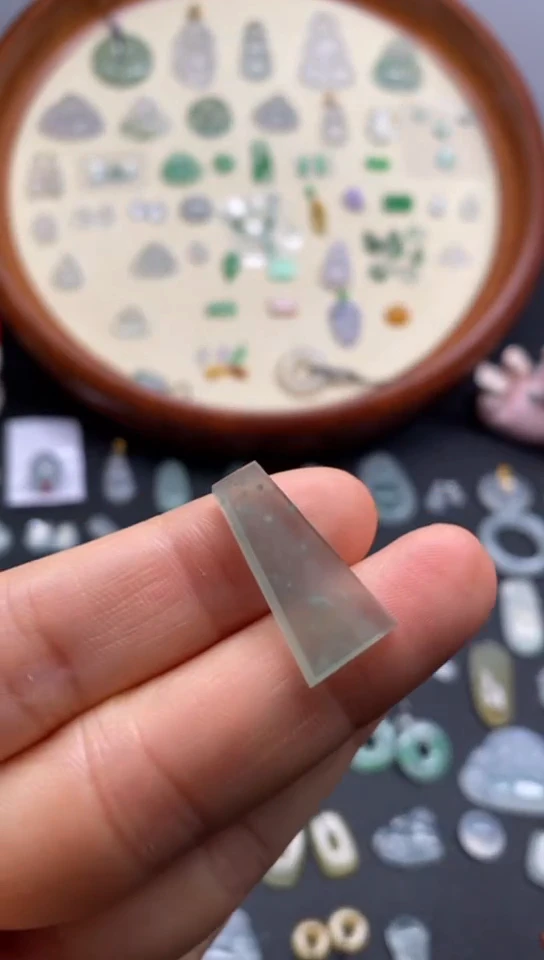 翡翠未镶嵌颈饰无事牌/芬