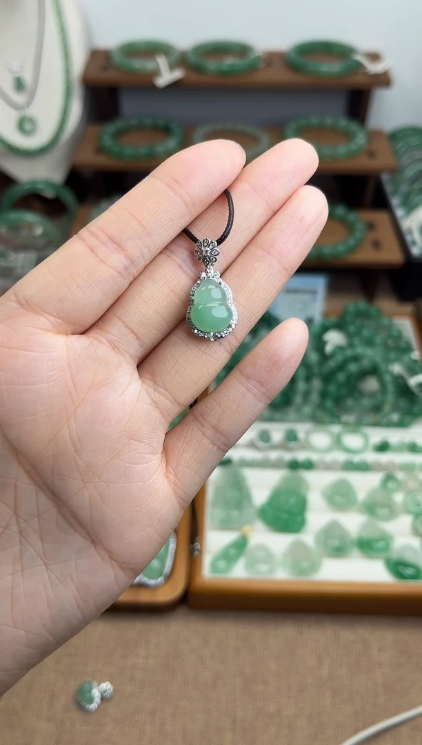 吊坠(赠链)银S925镶嵌石英质玉（非洲翠）葫芦