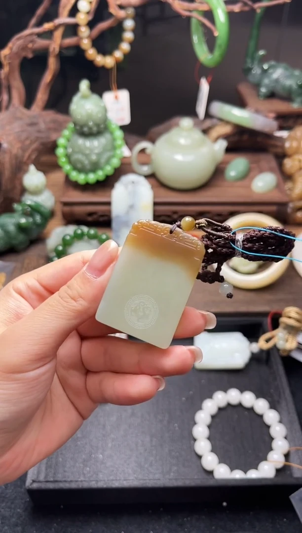 和田玉未镶嵌吊坠(不含链)若羌糖黄 光面无事牌9008558