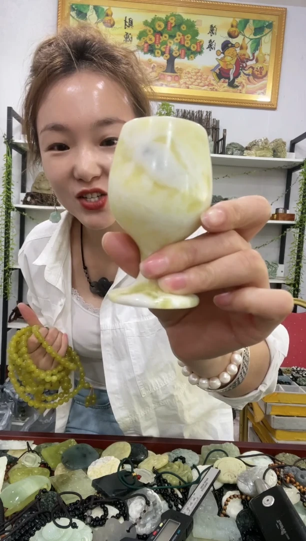 岫玉未镶嵌挂坠··