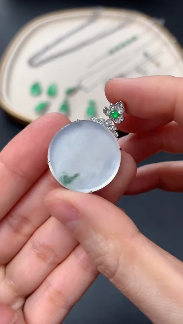 【闪购商品】翡翠吊坠(不含链)18K金镶嵌7800