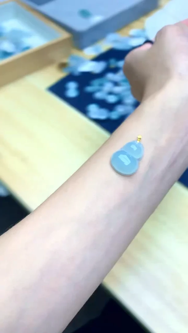 颈饰18K金镶嵌翡翠天然A货翡翠