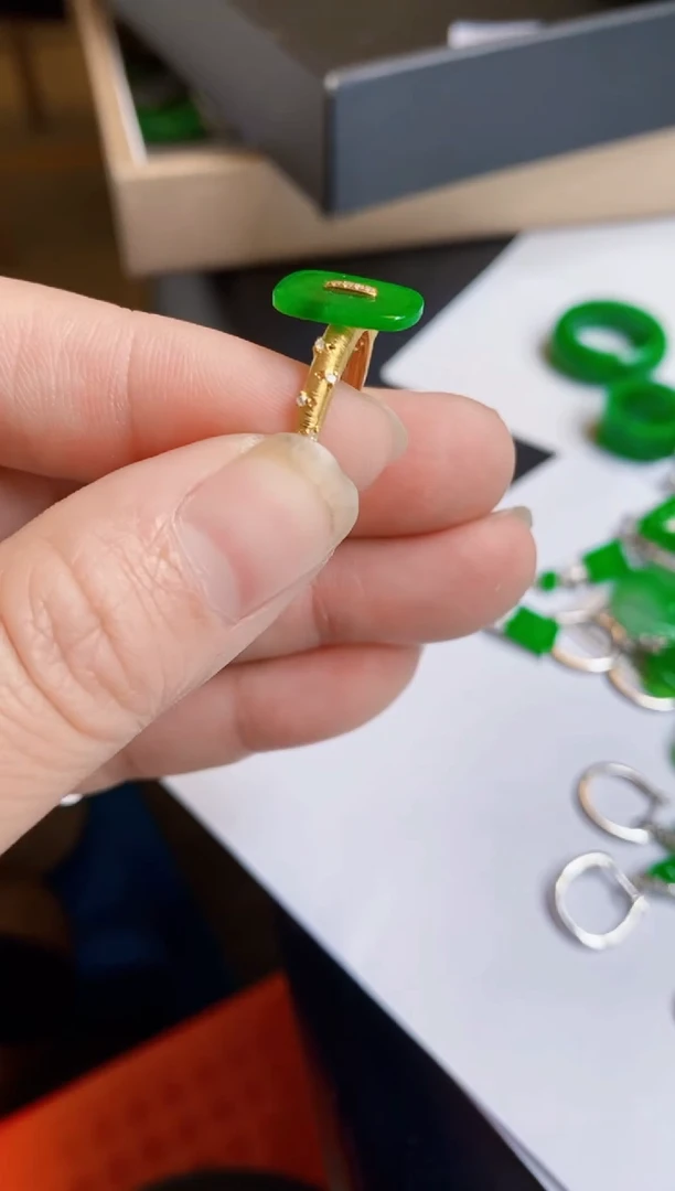 【闪购商品】翡翠颈饰18K金镶嵌戒指