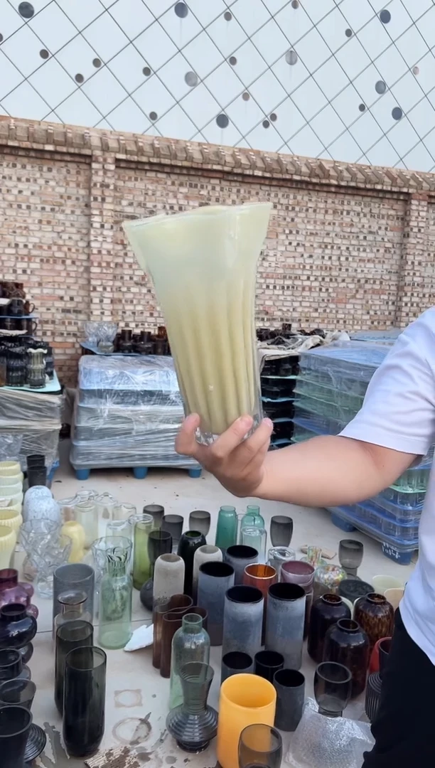 玻璃可插鲜花用于客厅装饰