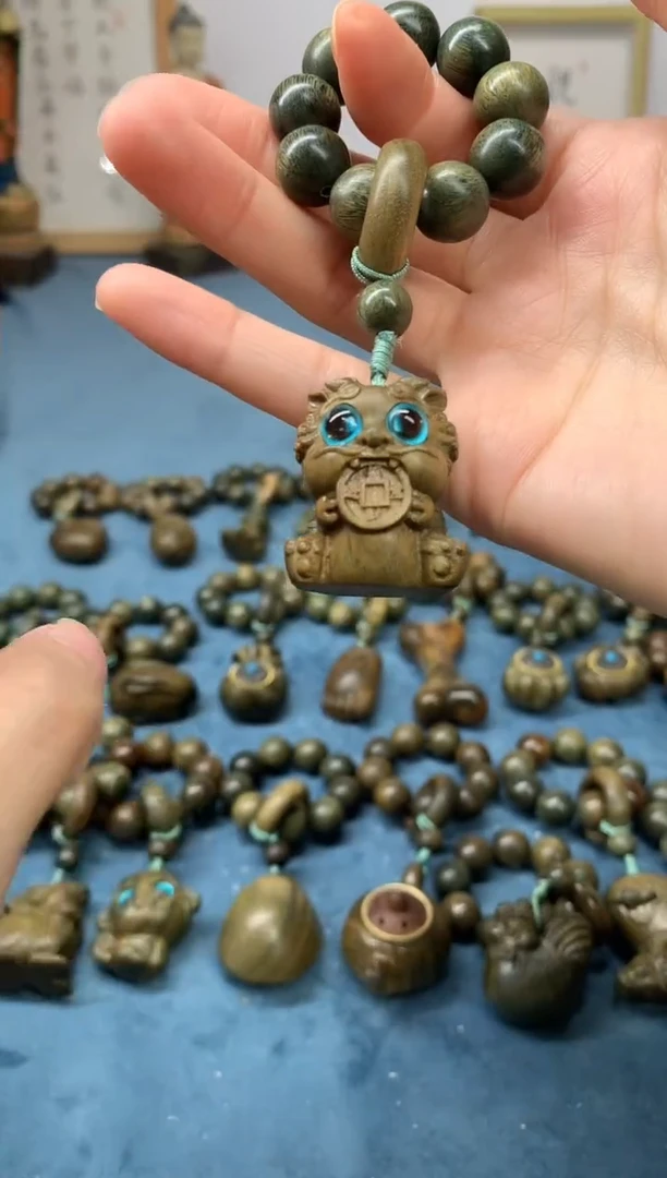 【闪购商品】维腊木（绿檀）把件吞金兽 盘玩件