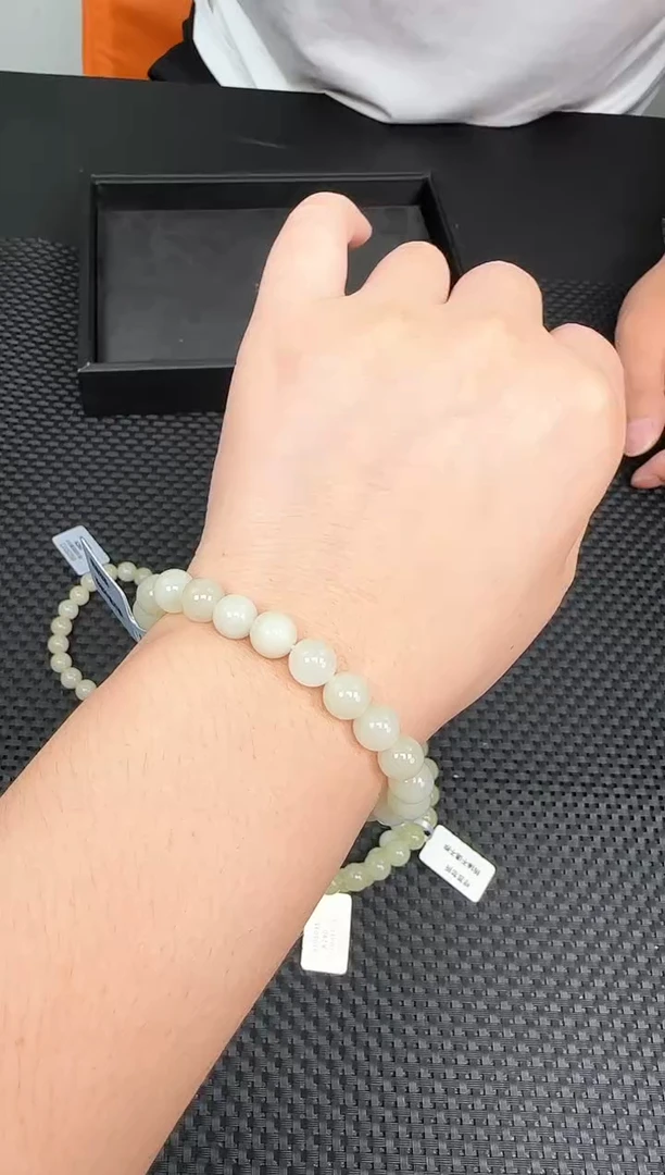 未镶嵌手串和田玉一条，约8mm，多样性发一件