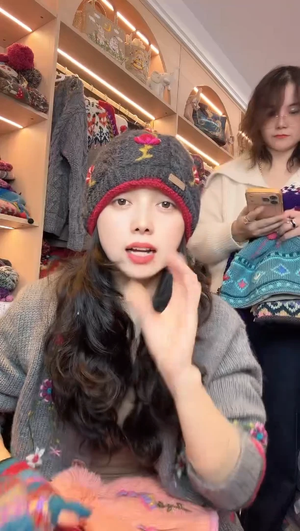 绵羊毛美利奴深灰色刺绣单球帽